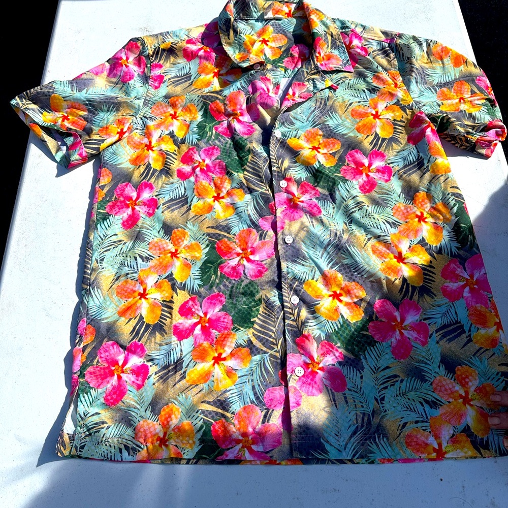 Amscan men’s small/medium buttoned up Hawaiian shirt